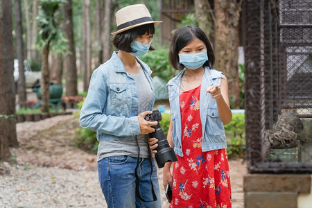 周末请享用2名亚裔女在公园中穿戴面罩旅行防止在公园里晃动时出现冠状女孩图片