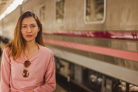 包亚洲人成妇女与火车站在一起图片