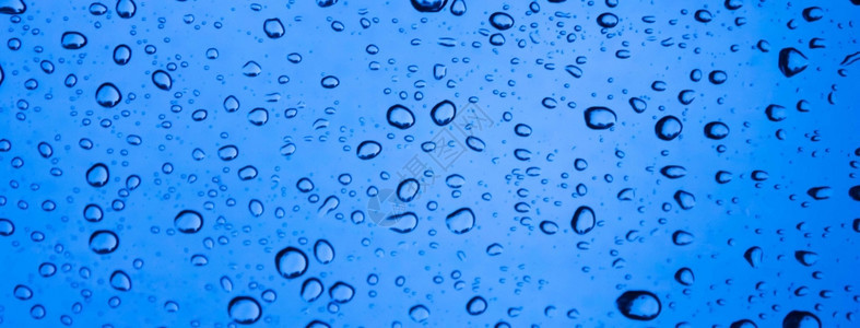 降低光滑玻璃上的水滴雨图片