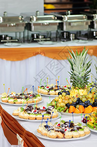 盛宴桌端有小蛋糕水果和甜点餐桌一顿饭心布图片