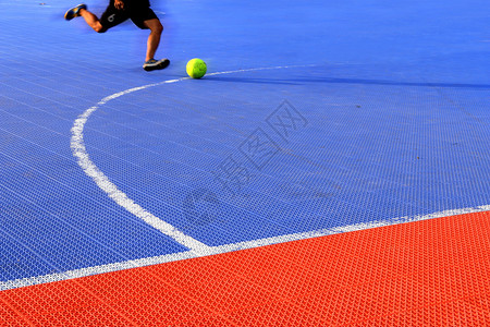 速度男人踢足球在地面futsalfustsal塑料球场地板砖纹质上法庭建筑学图片