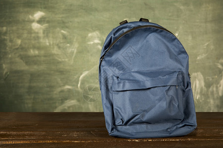 蓝色背包木桌美丽的相光蓝背包木桌颜色纸教育图片