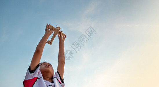 乐趣灵感喜悦快的孩子玩具木机在日落的天空背景下游戏图片