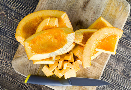 熟的橘子南瓜切成方形和其他片块关闭烹饪熟的橙子南瓜生食品卡片优质图片