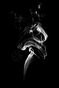 风香烟漩涡黑背景上的白色烟幕近距离摘要和纹理概念图片