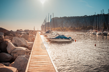 松弛阳光西斯蒂亚娜2015年7月8日意大利的里雅斯特西亚纳州斯迪市在港口停泊的快艇图片