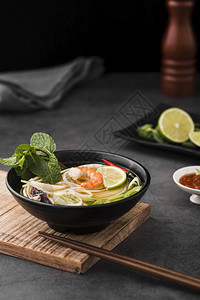 美食高角汤和面条筷子日本人午餐图片