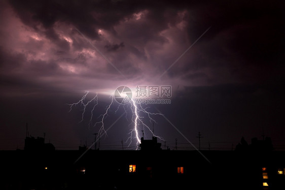 自然耀斑闪电雷暴夜间多云的天空背景罢工图片
