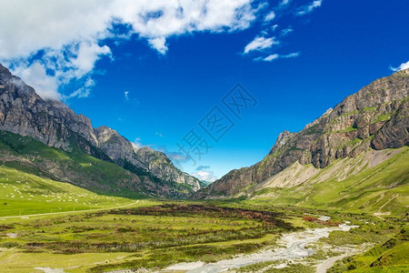 森林路俄罗斯高加索岩石山脉和蓝天空的夏季景色图画般的夏月风景水平图片