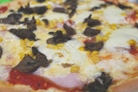 橄榄切片红色的美味比萨饼和开胃小吃图片