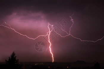 抽象的闪电雷暴夜间多云的天空背景充满活力雷阵雨图片