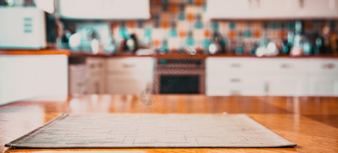 餐桌上有巾纸的厨房内部模糊复古的广告展示图片