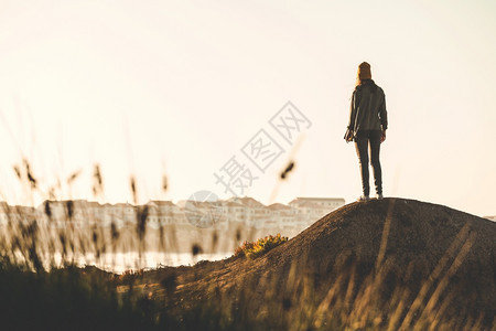 自然步行海岸女人有黄色的帽子享受着风景图片