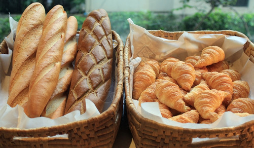 甜的自助餐线上法国面包和羊角粉杏图片