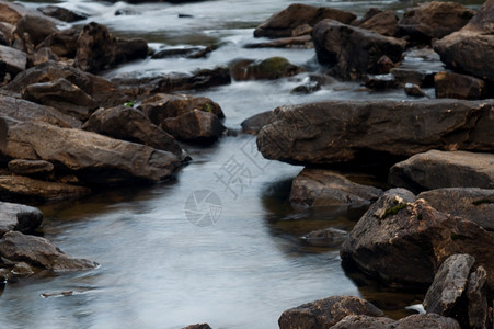 山涧河流图片