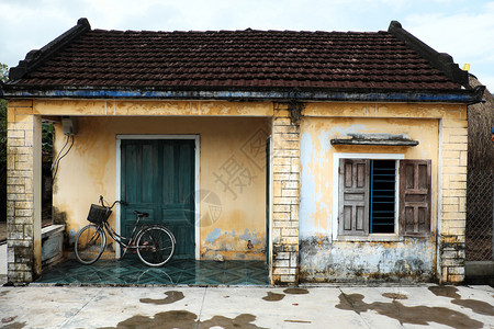 景观墙BINHDINHVIETNANSNOV2017年越南古老的房屋前有木门窗和自行车前有传统建筑的旧房子越南亭图片