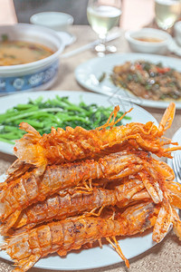 柬埔寨人沙拉烹饪油炸虾汤和其他海鲜高棉菜风格以及饮料Sihanouukville柬埔寨近身关注油炸虾放图片
