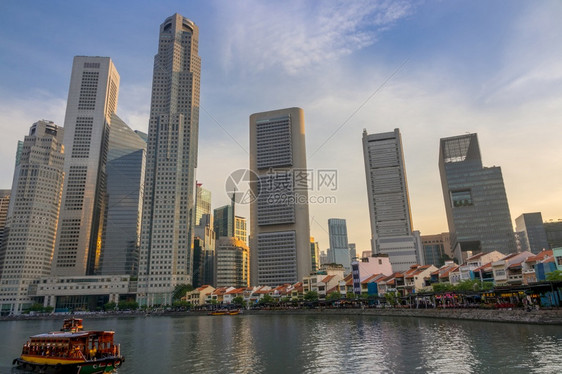 市中心街道新加坡与咖啡馆和摩天大楼在新加坡与天空的Quay赛日落船上欢乐塔图片
