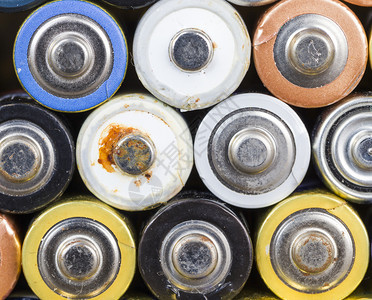 浪费垃圾大量堆在一起的电池组已经使用并有若干缺陷的电动设备池组危险和大量回收利用等以及一些有缺陷的电池组行业图片