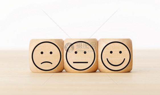 快乐的木制用户服务反馈客评级审查民意调满度概念带有面部表情的Wooden区块面部的图片