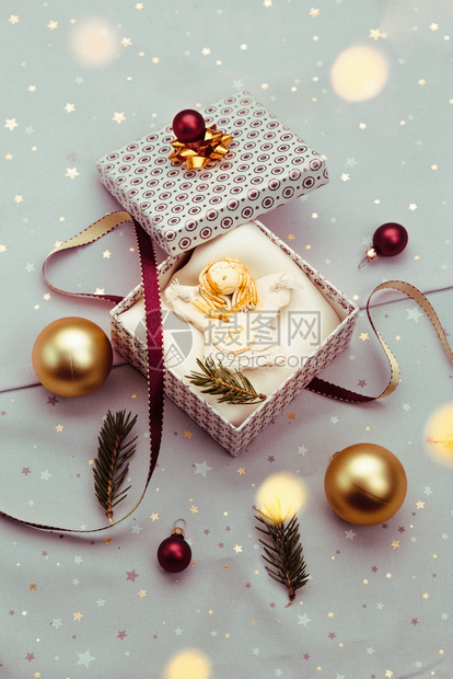 季节题词用红丝带圣诞球和松树枝织物将圣诞礼包成装饰盒品粉色布料在背景上模糊了圣诞灯光平淡自上而下地构成的天使用爱刻作圣诞装饰包裹图片