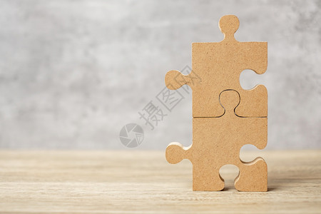 组合拼图桌边木锯商业解决方案任务成功目标和战略概念连成一对的拼图片桌上木形拼图伙伴合团队图片