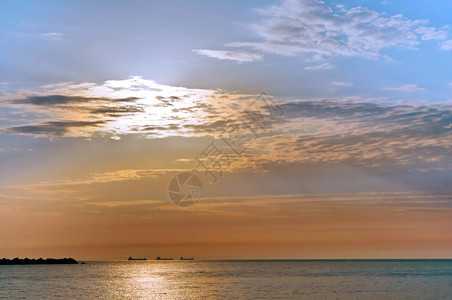 海岸滨粉红色和紫的天空日落时水海上日落波罗的海出落波罗的海出粉红色和紫的天空日落时水美丽图片