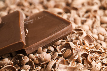 包装在准备甜点时大量和小块糖奶巧克力在木制餐桌牛奶巧克力上贴甜食的缝合抗氧化剂图片