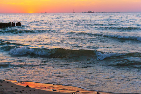 波兰粉红色和紫的天空日落时水海上日落波罗的海出落波罗的海出粉红色和紫的天空日落时水太阳和平图片