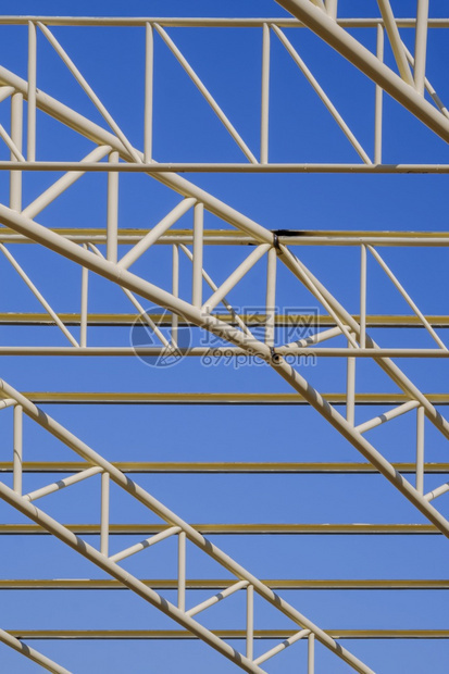 建筑区金属屋顶结构的低角视图垂直框蓝天背景垂直框架蓝色天空背景不完整晴天建造图片
