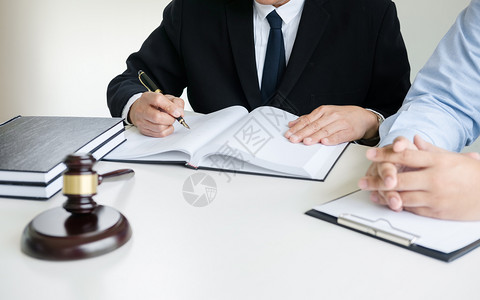 合法的协议专业律师咨询顾问向事务所客户提供咨询图片