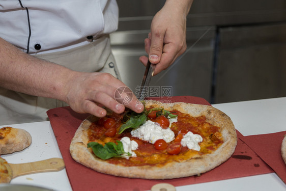 食谱胡椒面包用奶酪樱桃番茄和罗勒制作美味比萨的师用奶酪樱桃番茄和罗勒制作美味比萨的师图片