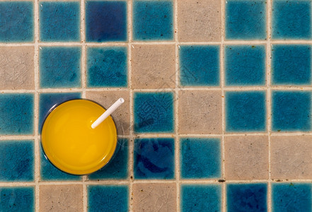 片刻奢华一杯新鲜的橙汁在游泳池上喝杯清酒户外游泳池背景的图片