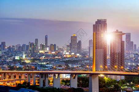 亚洲曼谷高速公路和拉马九桥城市景色顶端在商业区拉马九号大桥和城市以背景建楼夜晚交通图片