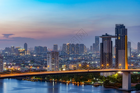 曼谷高速公路和拉马九桥城市景色顶端在商业区拉马九号大桥和城市以背景建楼交通风优美蓝色的图片