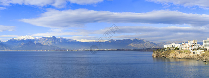 沿海城市的晴天美景图片