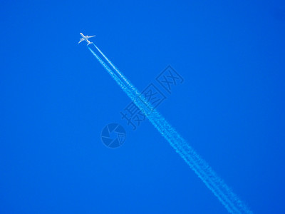 飞机划过的天际线图片