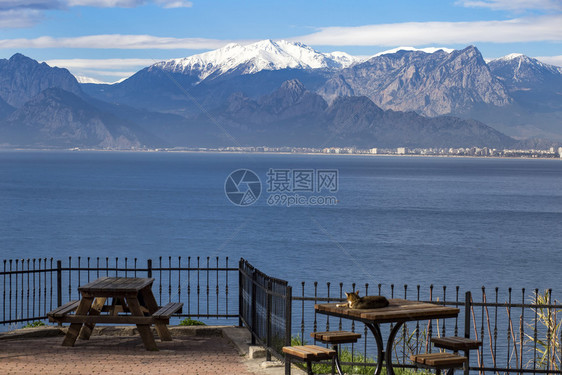 海边的咖啡馆与落座的雪山图片