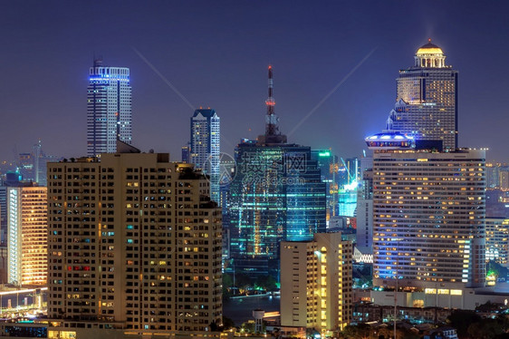夜晚城市市中心的摩天大楼景观图片