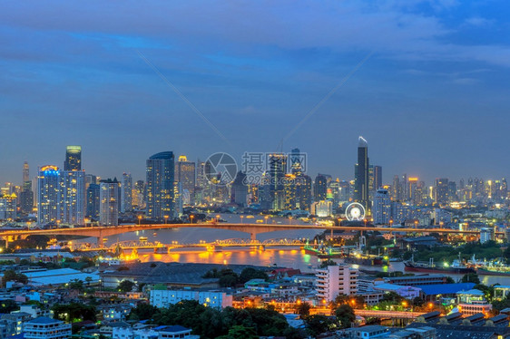 夜晚城市市中心的摩天大楼景观图片