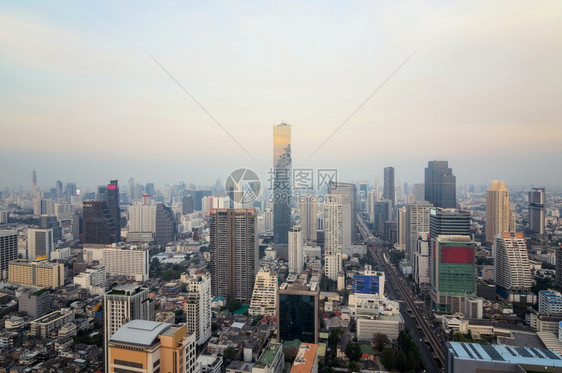 清晨繁华的城市市中心景观图片