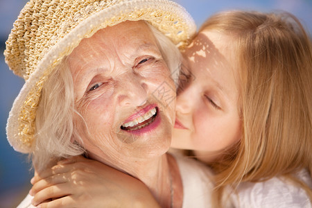 快乐的祖母和外孙女亲吻图片