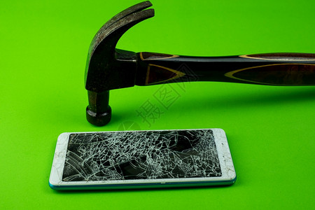 手机智能屏幕被打破在绿色背景的破碎修理蜂窝断裂图片