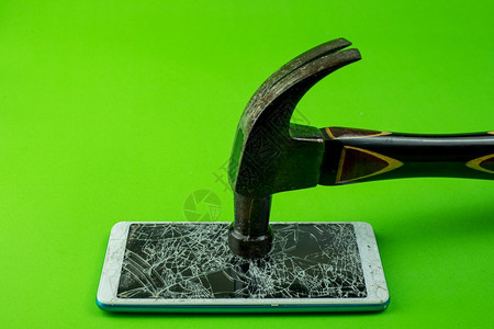 裂痕最佳电话手机智能屏幕被打破在绿色背景的破碎图片