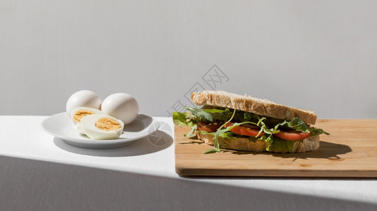 早餐三明治和水煮鸡蛋图片