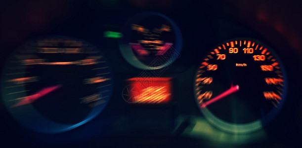 驾车转速表运输汽中模糊红光闪速度计的近距离视图图片