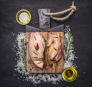 大米黄油和蜂蜜以及木制生锈背景顶端观的剪切板上迷迭香最佳新鲜蜜糖图片