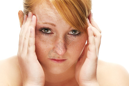 头痛的年轻红发女人白色背景下头痛的年轻红发女人白种色的雀斑图片