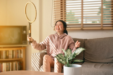 女网球拍手在床上美女年轻笑得开心可爱的容淑女积极的图片