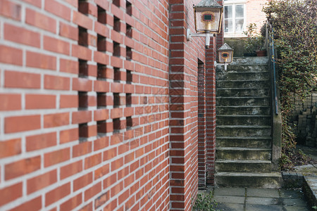 建筑学空的地面红砖墙有村观视和坚固的楼梯图片
